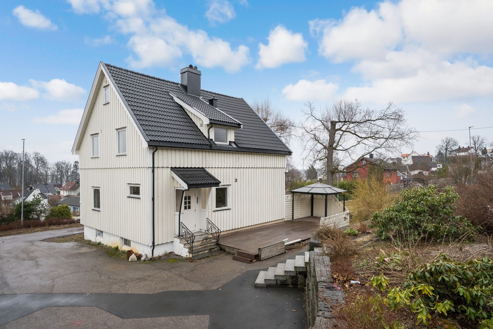 Her ser vi fasaden mot vest med tilhørende terrasse Galleribilde