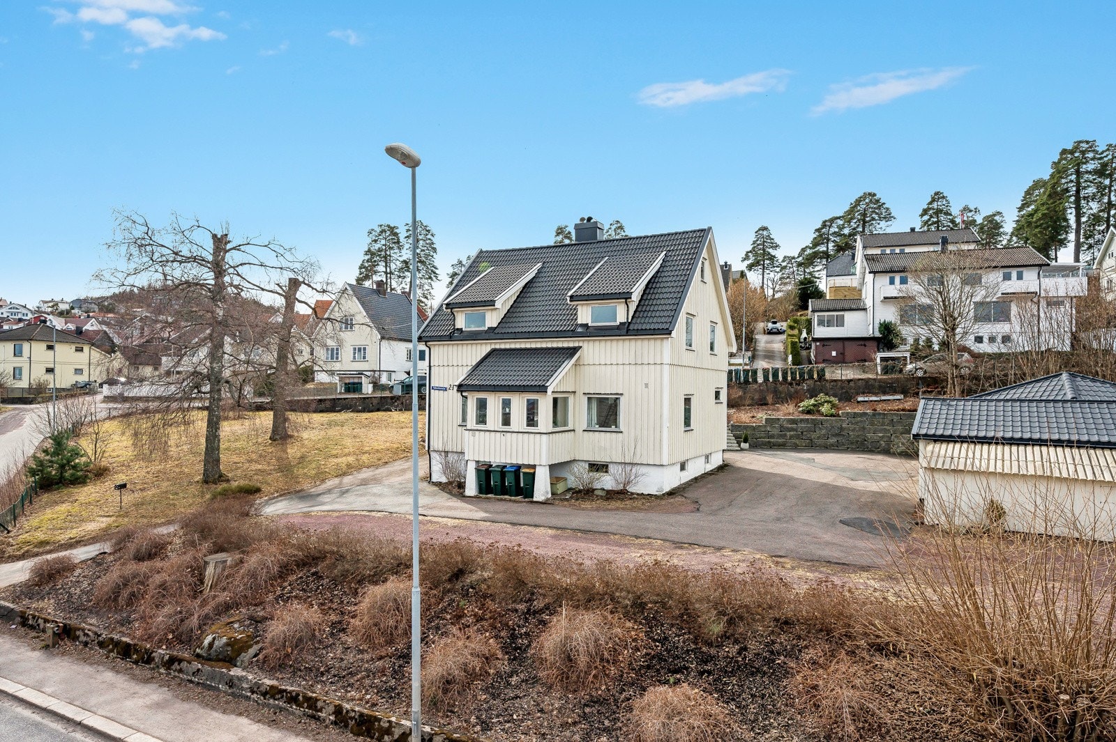 Boligen kan også egne seg for utleie til studenter og den kan overtas delvis møblert Galleribilde