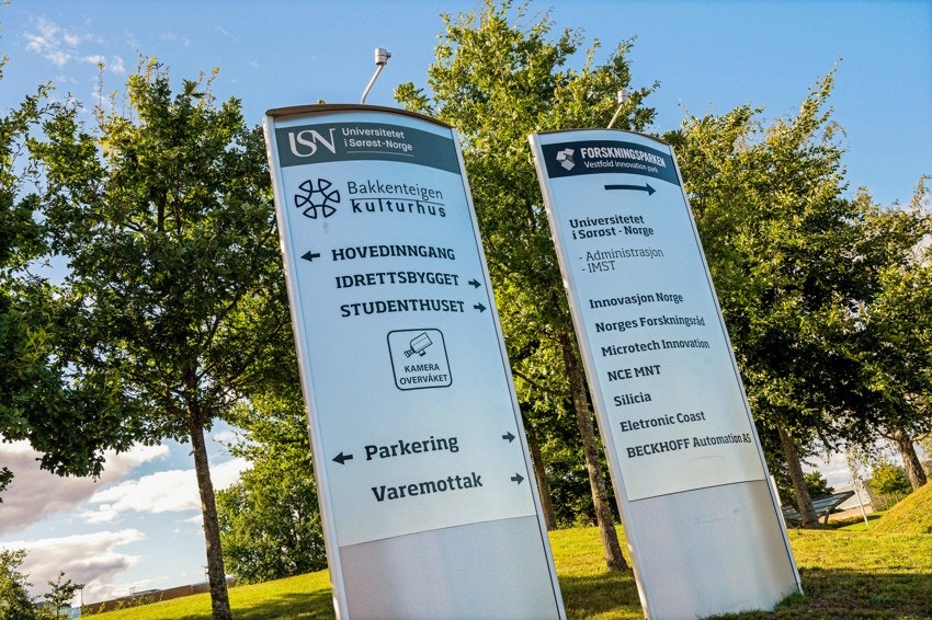 Det går buss til Universitetet på Bakkenteigen, Tønsberg, Horten og Holmestrand rett på utsiden av tomten Galleribilde