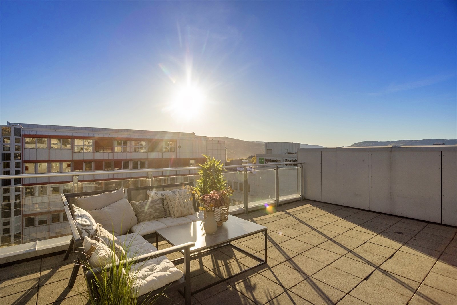 Eierleiligheten har tilgang til felles takterrasse hvor du kan nyte solrike dager og flott utsikt. Galleribilde