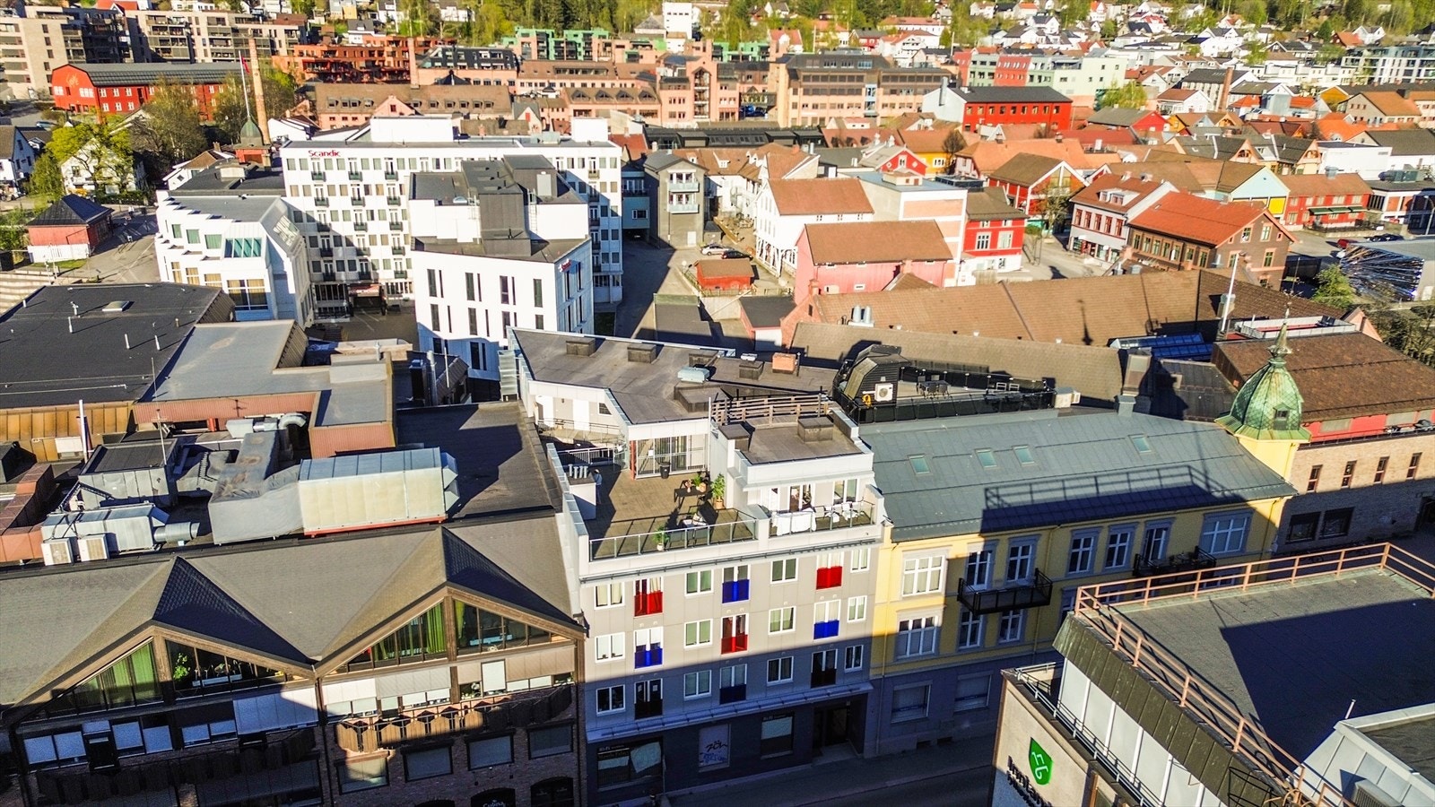Det er kort vei til alt av sentrumsfasiliteter! Dette er en perle! Galleribilde