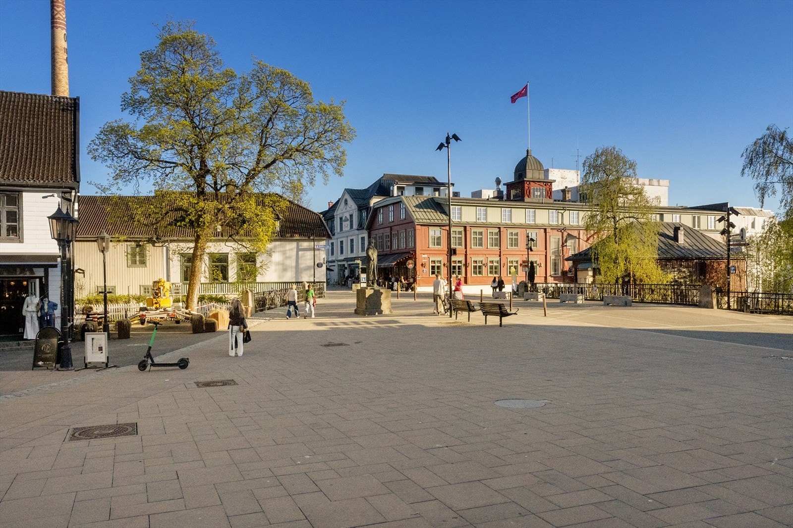 Gågata med sitt yrende folkeliv, butikker og serveringssteder er i umiddelbar nærhet. Galleribilde
