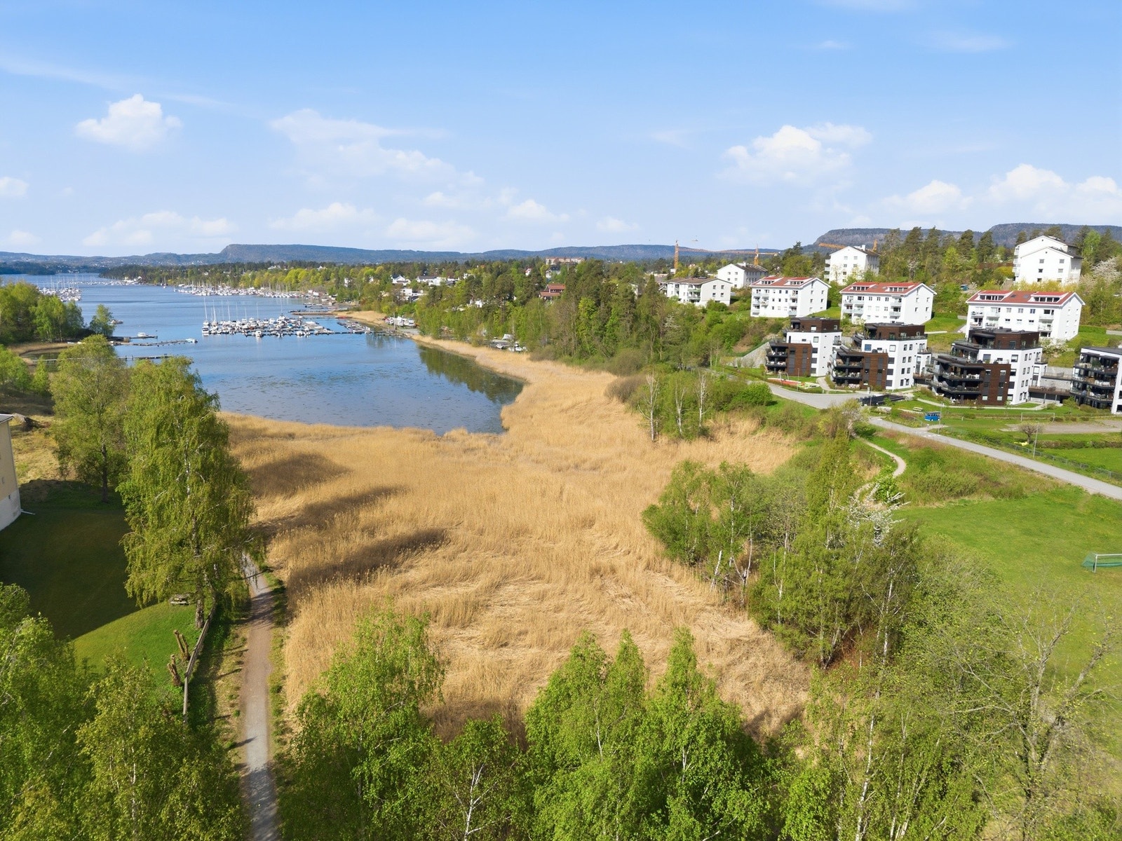 Her bor du med nærhet til både sjø, natur, kollektivtransport og urbane servicetilbud. Galleribilde