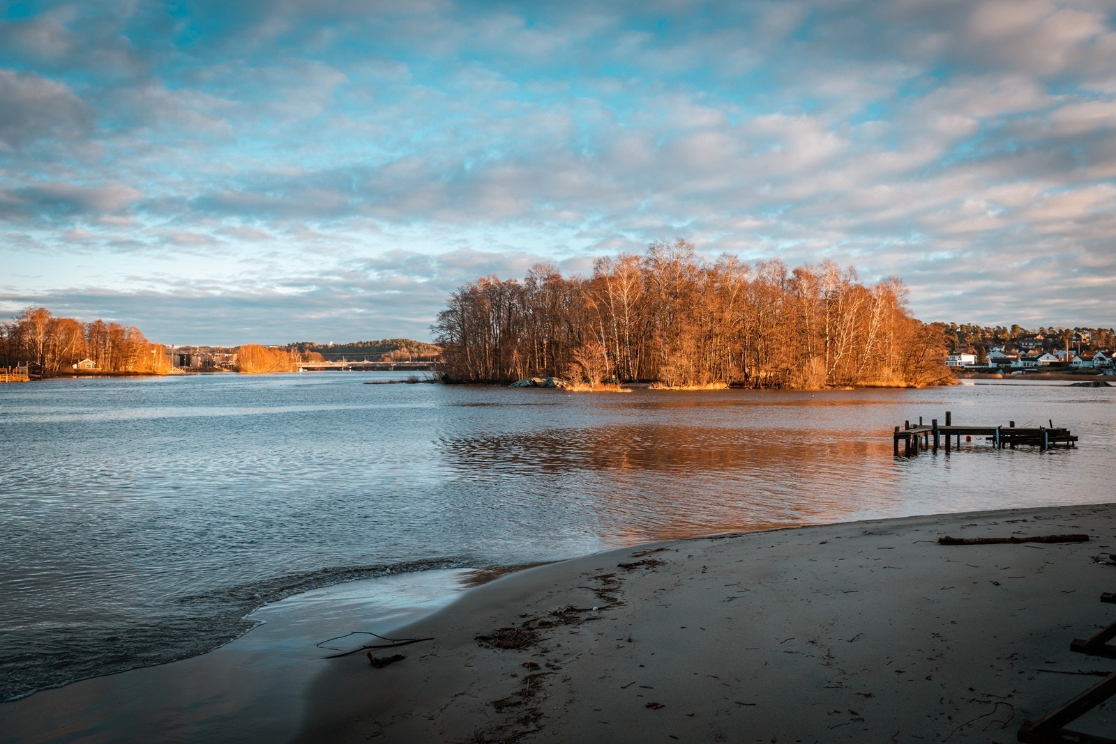 Sandstrand få meter fra eiendommen. Galleribilde