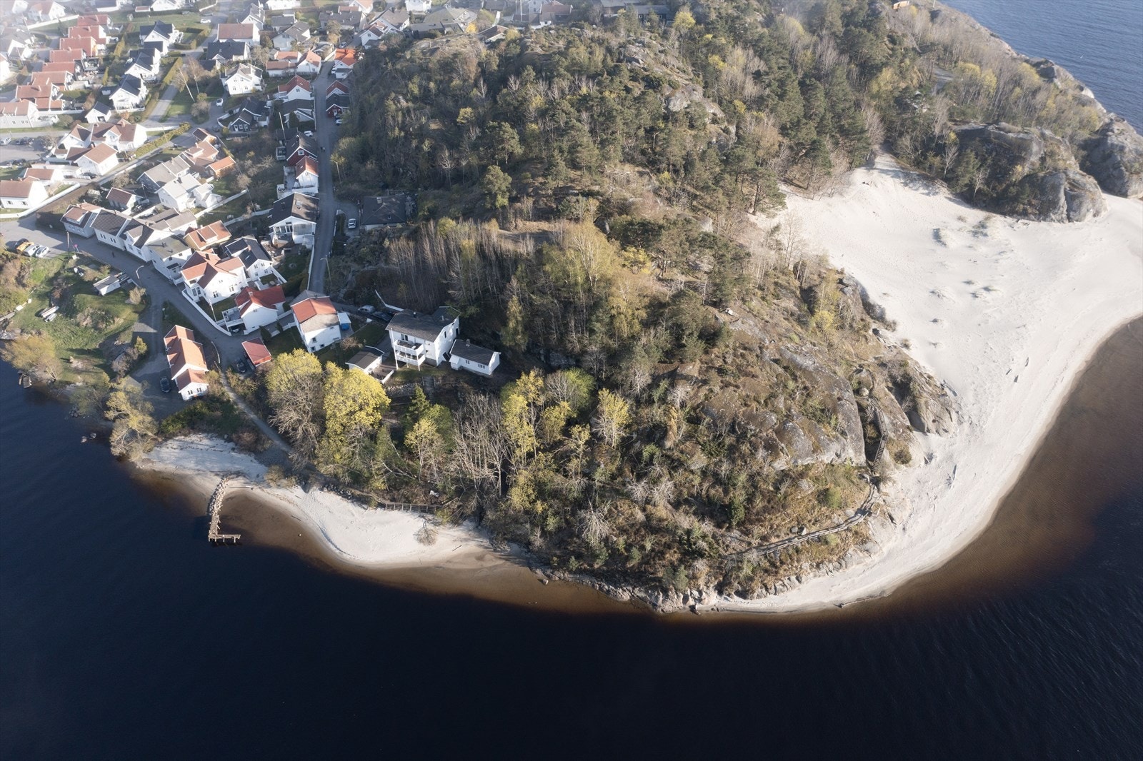 Like ved eiendommen ligger Hvittensand med nydelig sandstrand og fine bademuligheter. Galleribilde