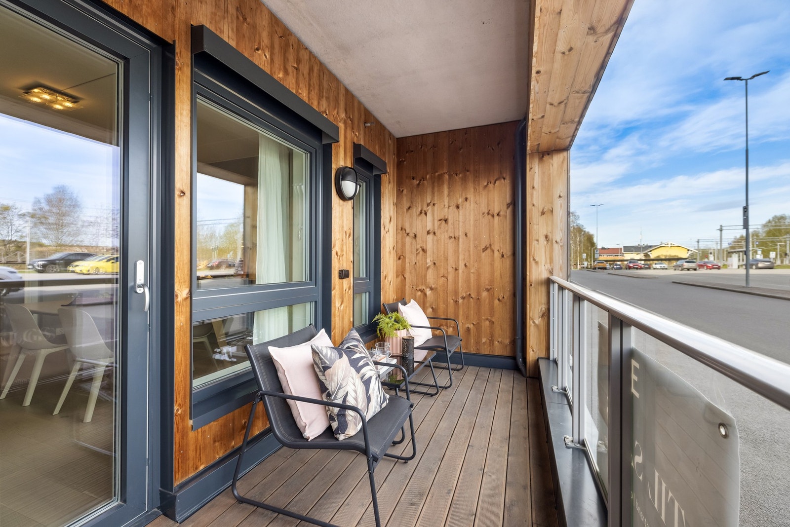 Fra stuen er det utgang til markterrasse på hele ca. 8,4 kvm. Galleribilde