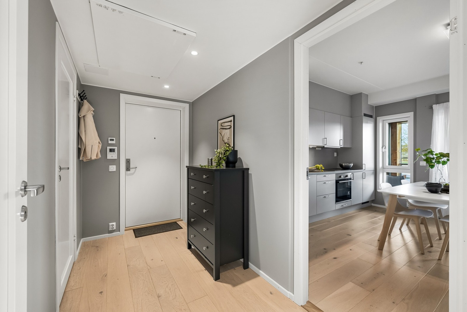 I entréen er det plass til garderobeløsning som gir godt med oppbevaring, det er i tillegg god plass til knaggoppheng, speil, skohylle Galleribilde