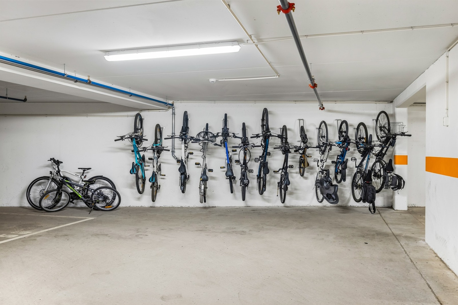 Det er felles sykkel-parkering i garasjeanlegget. Galleribilde