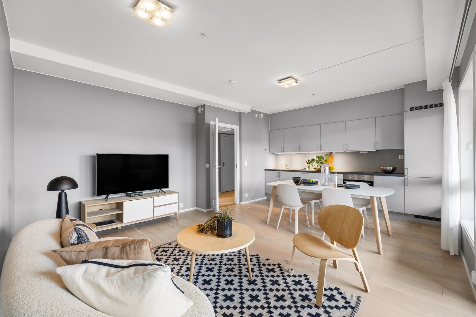 Stuen har gode og fleksible møbleringsmuligheter, med naturlig plass til sofagruppe, TV-sone og øvrig møblement, perfekt for både rolige kvelder og hyggelige sammenkomster. Galleribilde