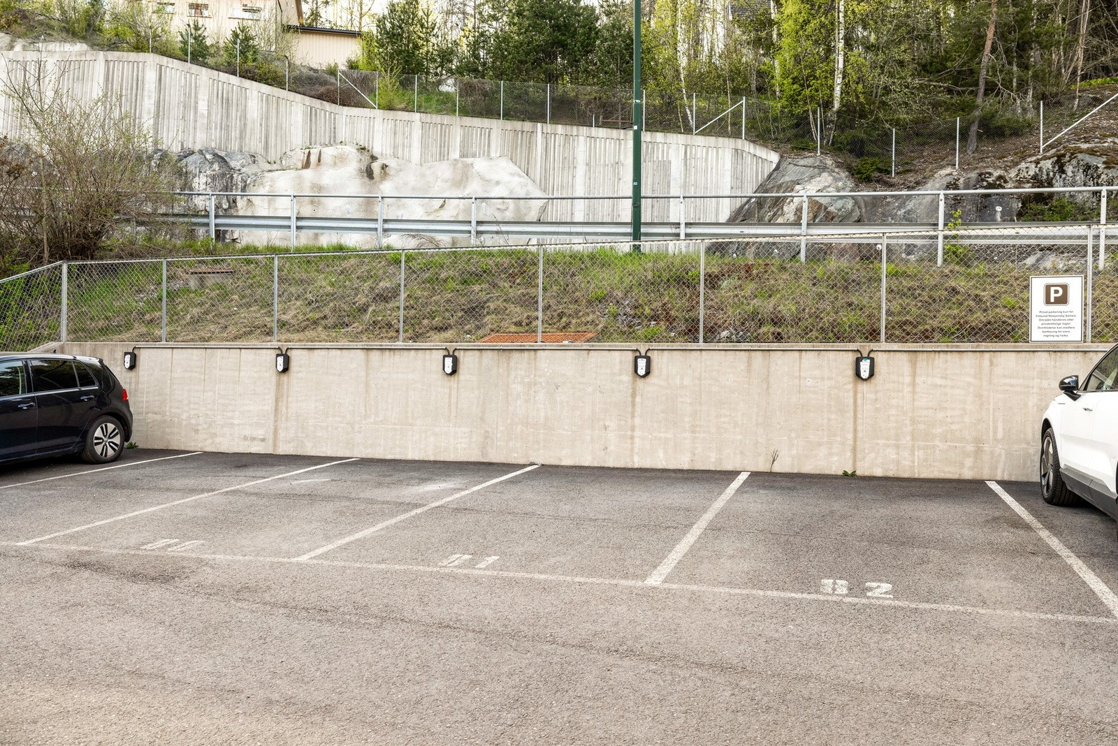 Med leiligheten følger det en utvendig parkeringsplass, med mulighet for el-bil lader. Galleribilde