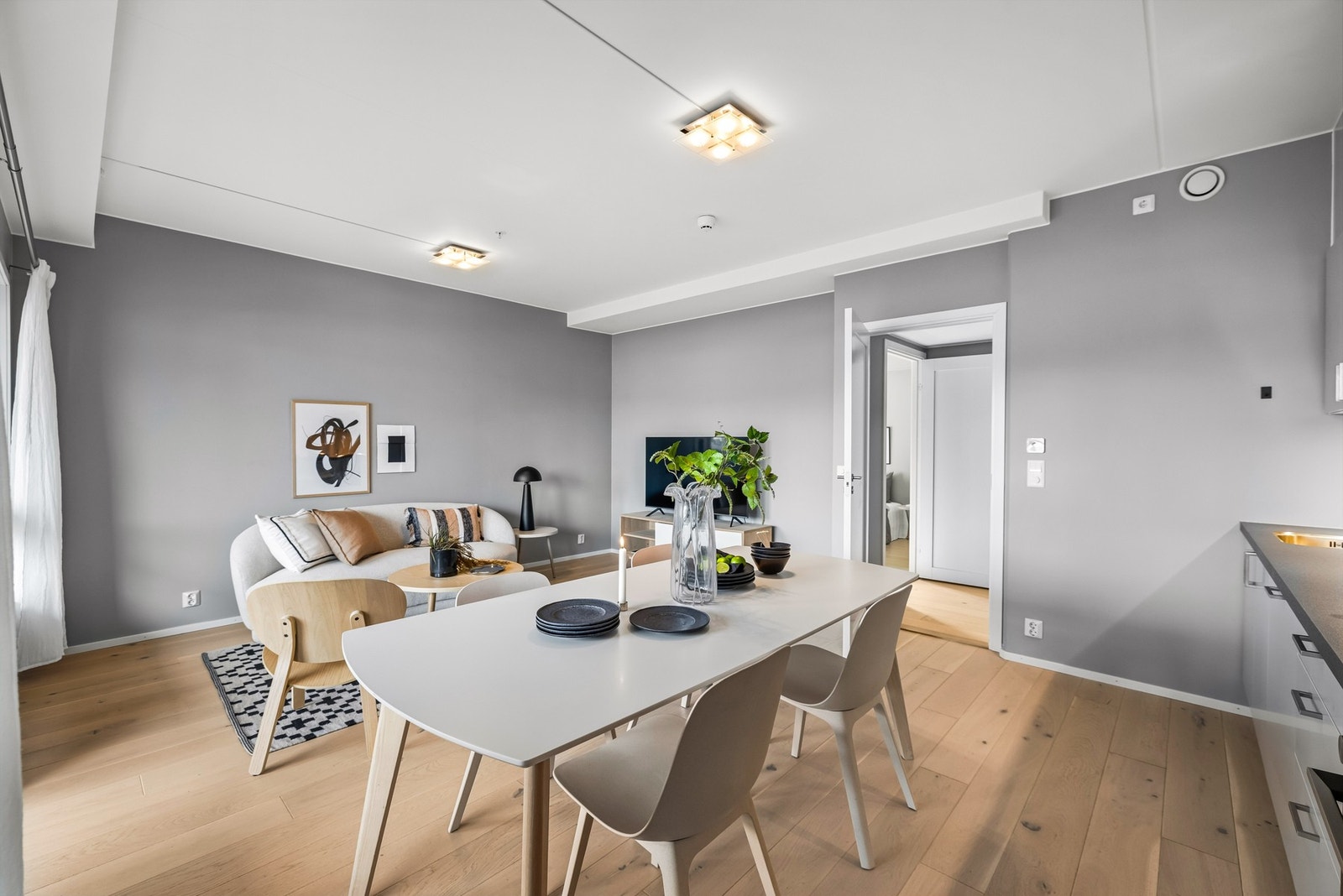 Den åpne løsningen gir en fin flyt i boligen og skaper et rom hvor det er like behagelig å bo som det er trivelig å invitere gjester på besøk. Galleribilde
