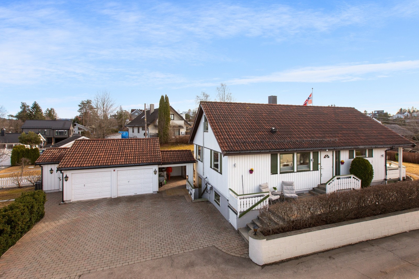 Parkering i halvpart av dobbelgarasje, carport og på egen gårdsplass. Galleribilde