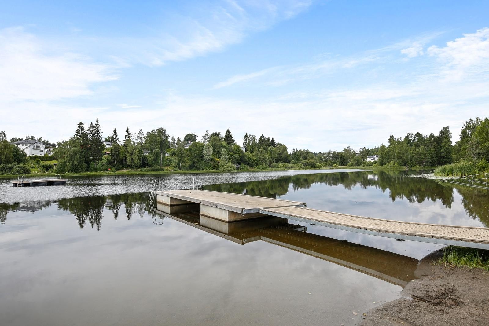 Fra eiendommen er det kort gangavstand til Langvannet med fin, langgrunn badeplass. Her kan du også gå på skøyter om vinteren. Rundt vannet er det etablert en flott tursti som er lyssatt. Galleribilde