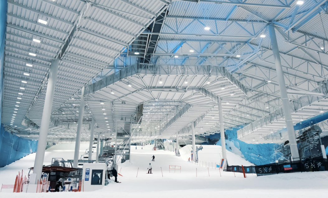I nærområdet ligger verdens råeste helårsarena for snøopplevelser - SNØ. I tilkntyning til hallen er det bla. treningssenter, restaurant og hotell. Galleribilde