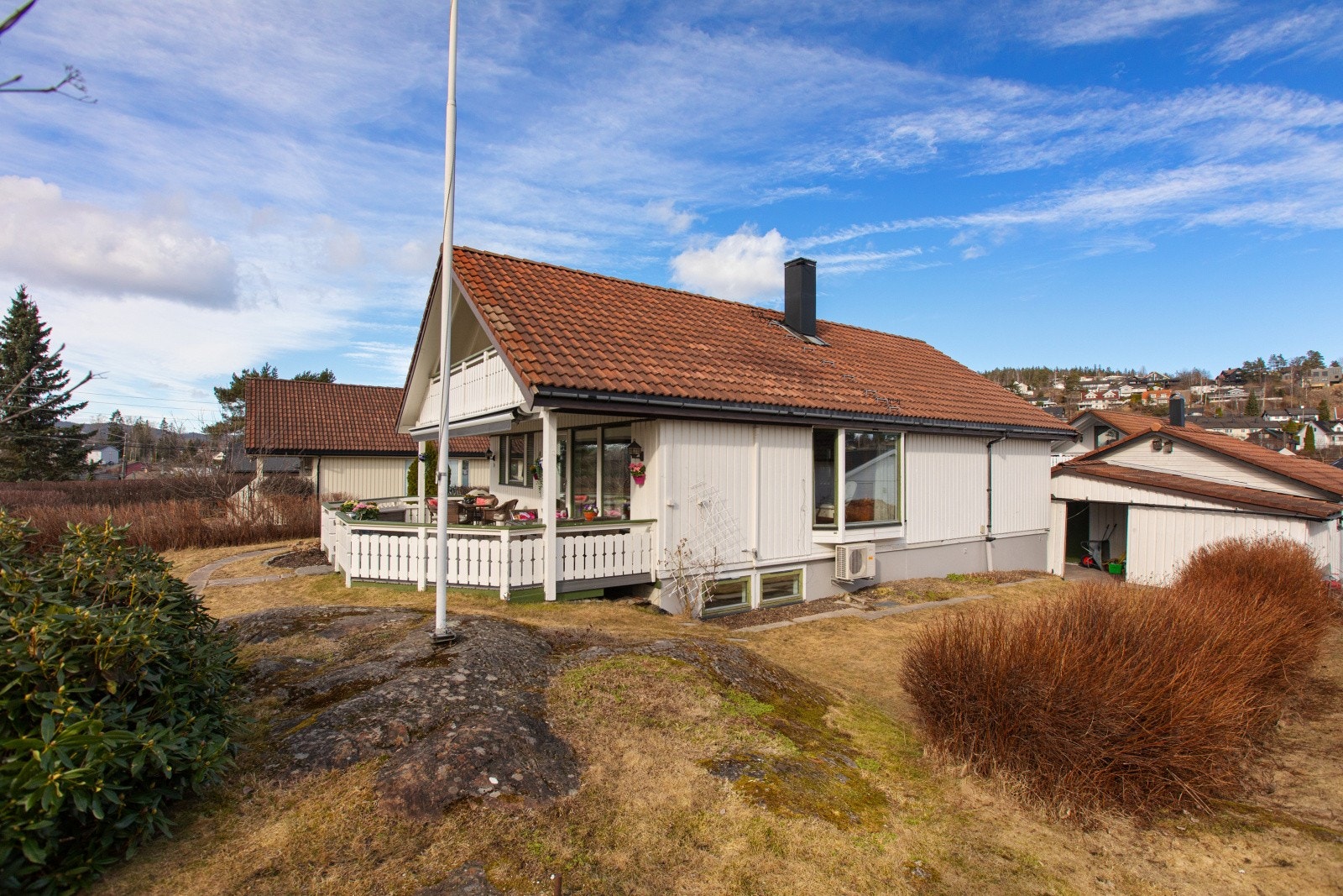 Velkommen til Fjellveien 24 - En innholdsrik og velholdt enebolig med attraktiv beliggenhet ved Langvannnet og badeplass. Galleribilde