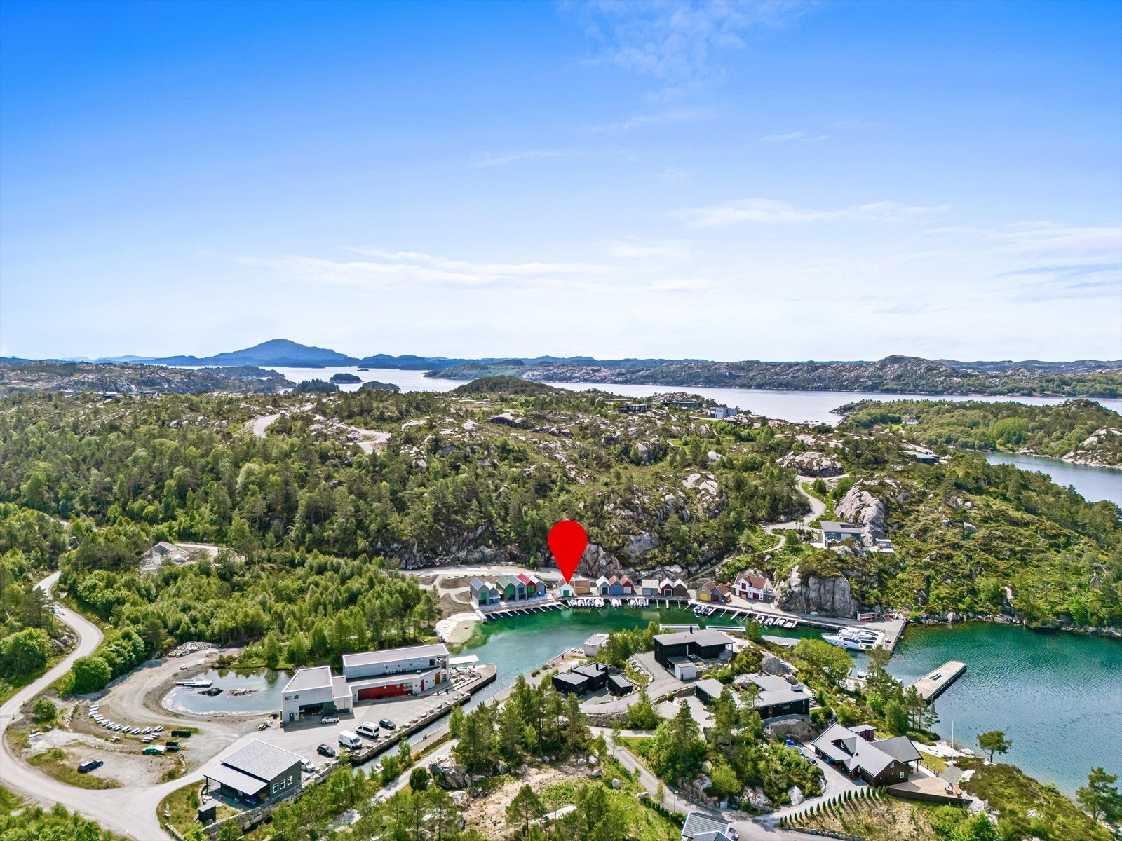 Båthamna ligger godt i le bak moloene. Til høyre i bilde sees kanalen inn til Hellandssjøen. Galleribilde