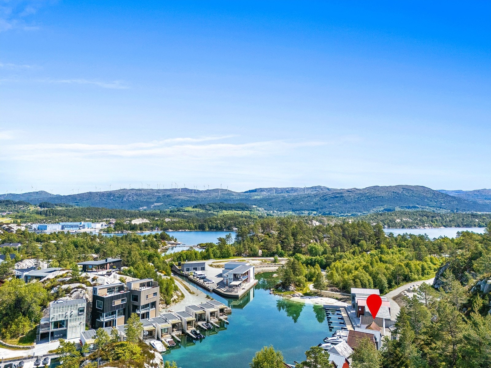 Dronefoto mot Vesthaugane Bryggje og Port Steingard m/bryggekafeen Galleribilde