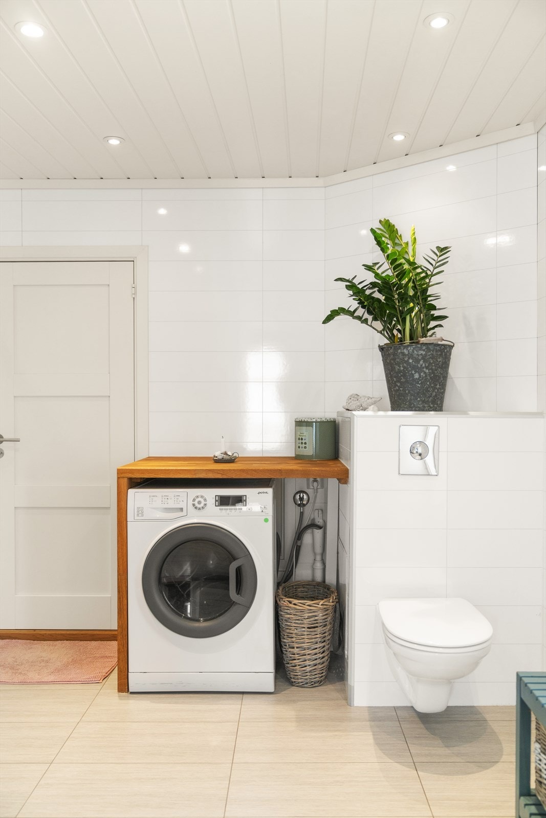 Badet består av vegghengt toalett, innredning med dobbelt servant og dusj. Plassbygget innredning i heltre eik rundt vaskemaskin Galleribilde