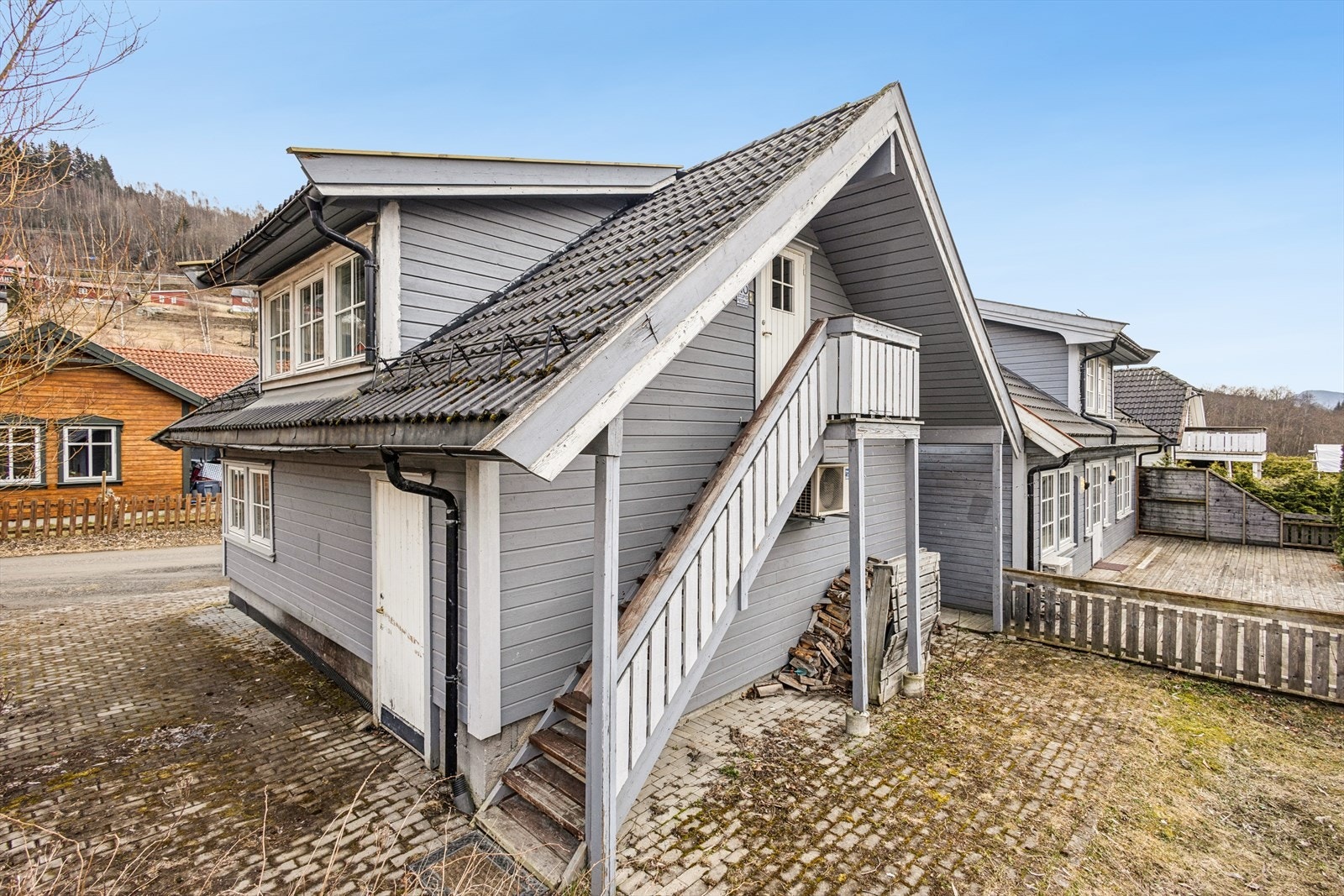 Leiligheten over garasjen har egen, utvendig trappeoppgang. Galleribilde