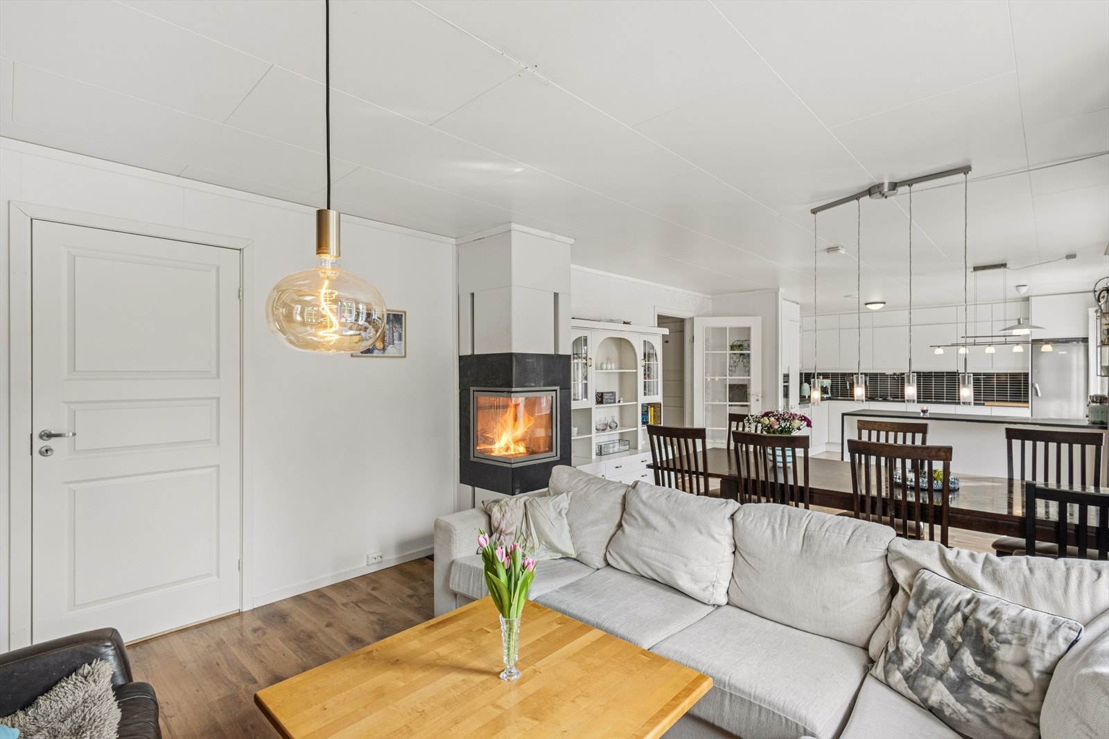 I stuen er det både en peisovn og en effektiv varmepumpe som sikrer behagelig inneklima året rundt. Galleribilde