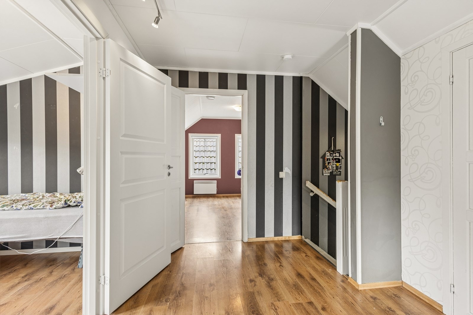 Gangen i loftsetasjen binder sammen soverommene og badet. Galleribilde
