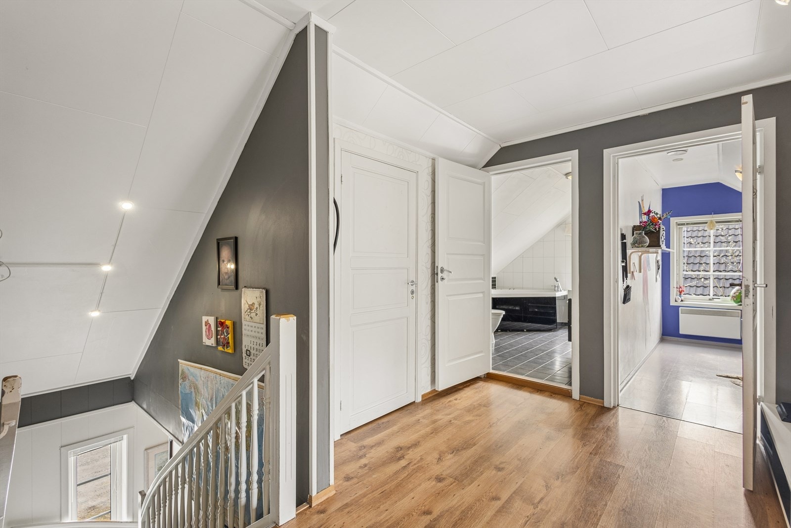 Trappen i trekonstruksjon leder opp til en privat sone i loftsetasjen. Galleribilde
