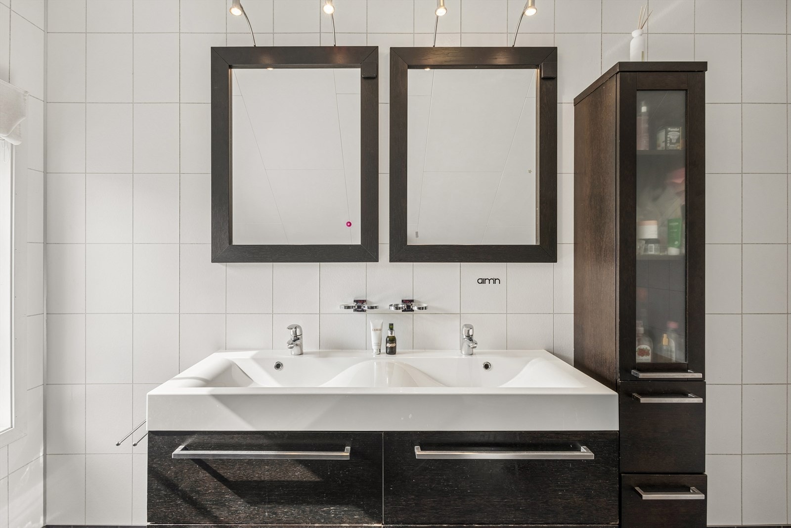 Badet i loftsetasjen har flislagt gulv med varme, dobbelservant og et badekar med boblefunksjon. Galleribilde