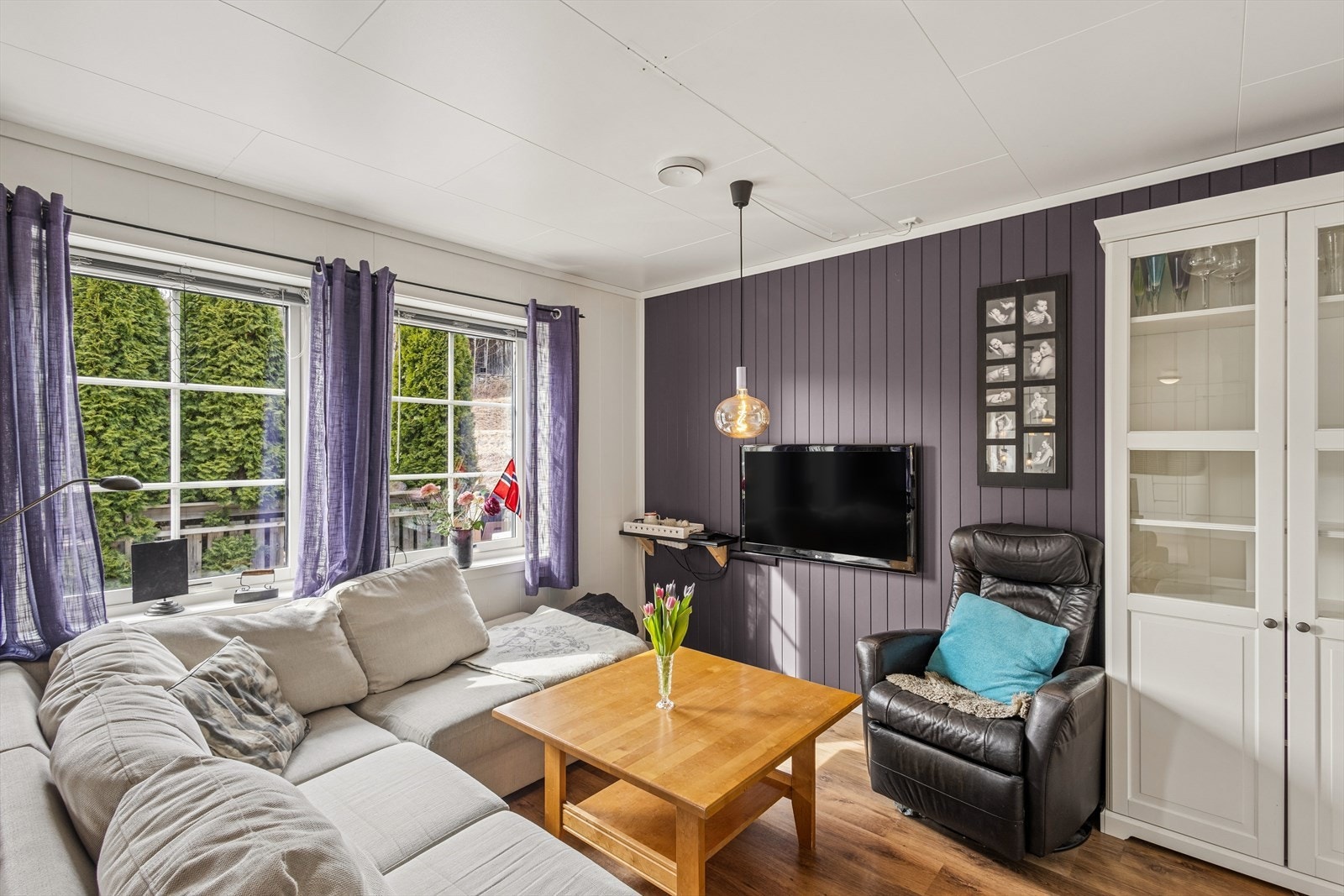 Stuen har plass til en romslig sofagruppe og er et naturlig samlingspunkt for familien. Galleribilde