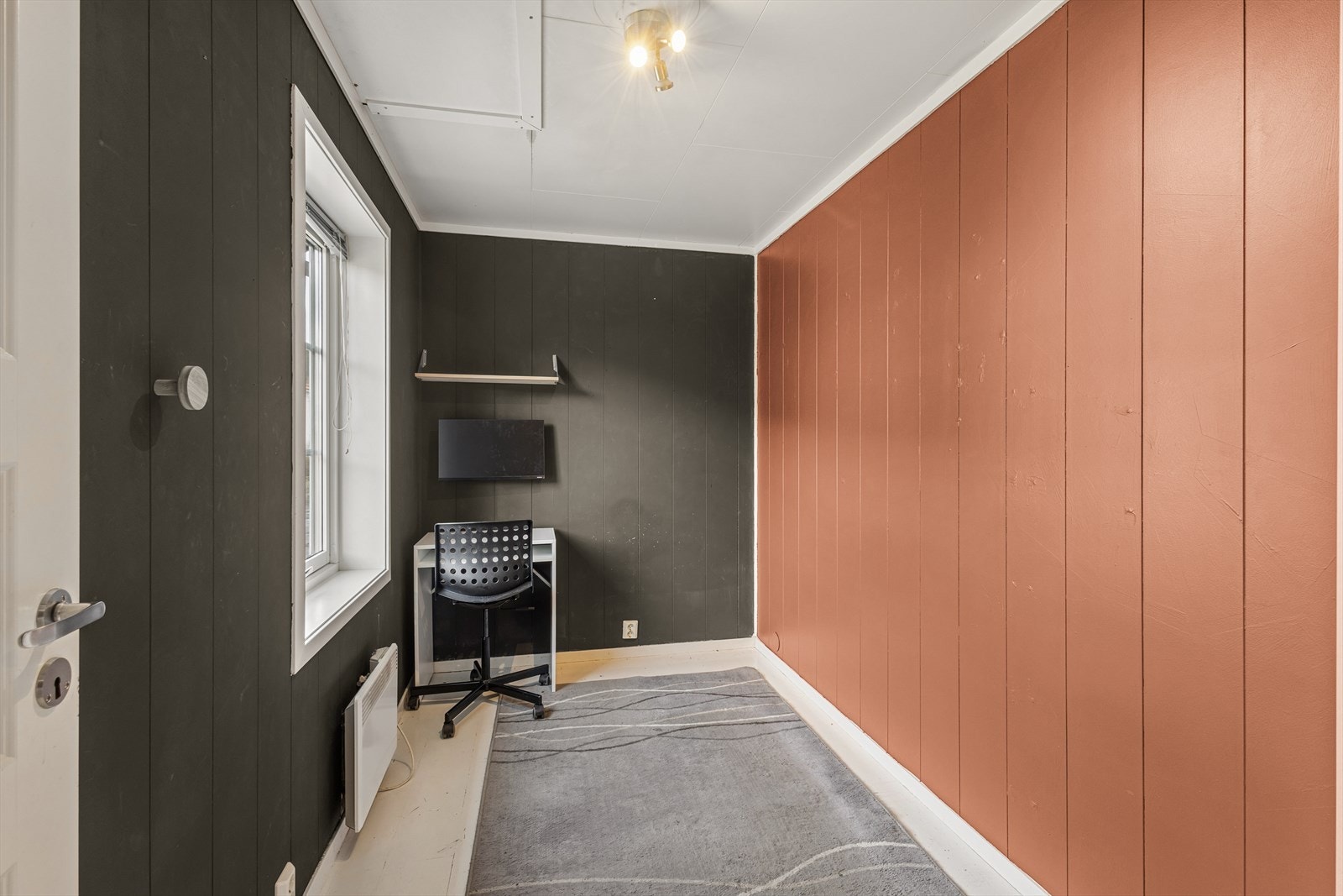 Det andre soverommet i første etasje egner seg godt som barnerom, gjesterom eller kontor. Galleribilde