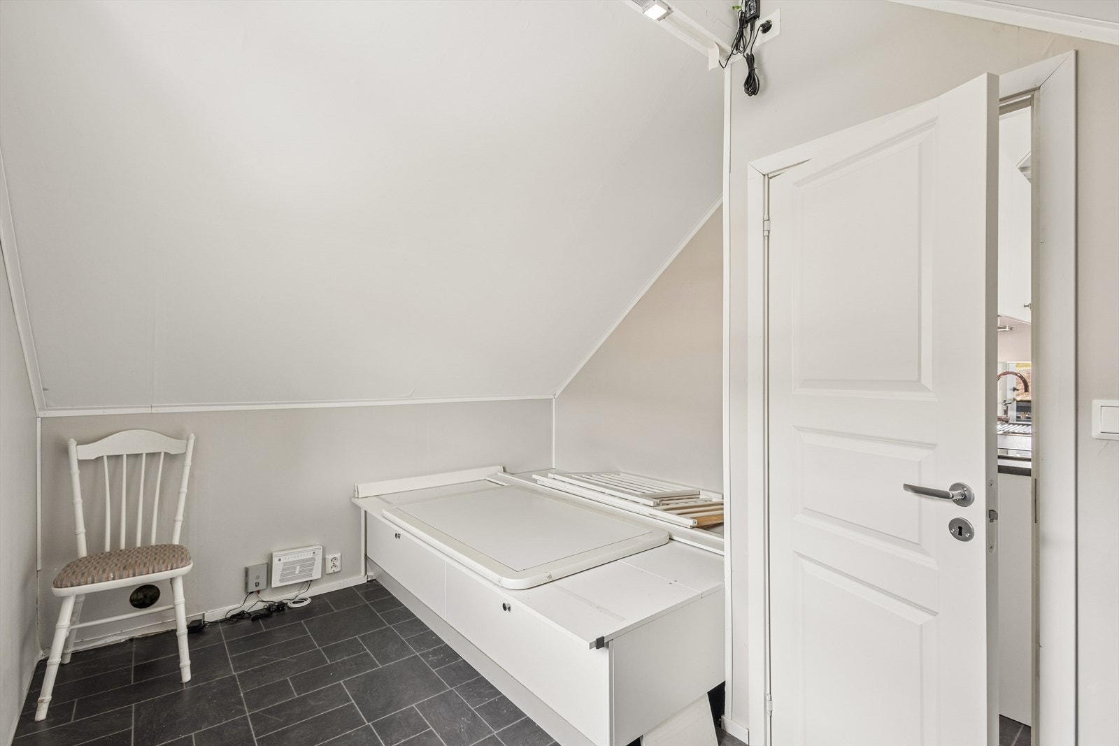 Soverommet i leiligheten har plass til seng og oppbevaring. Galleribilde