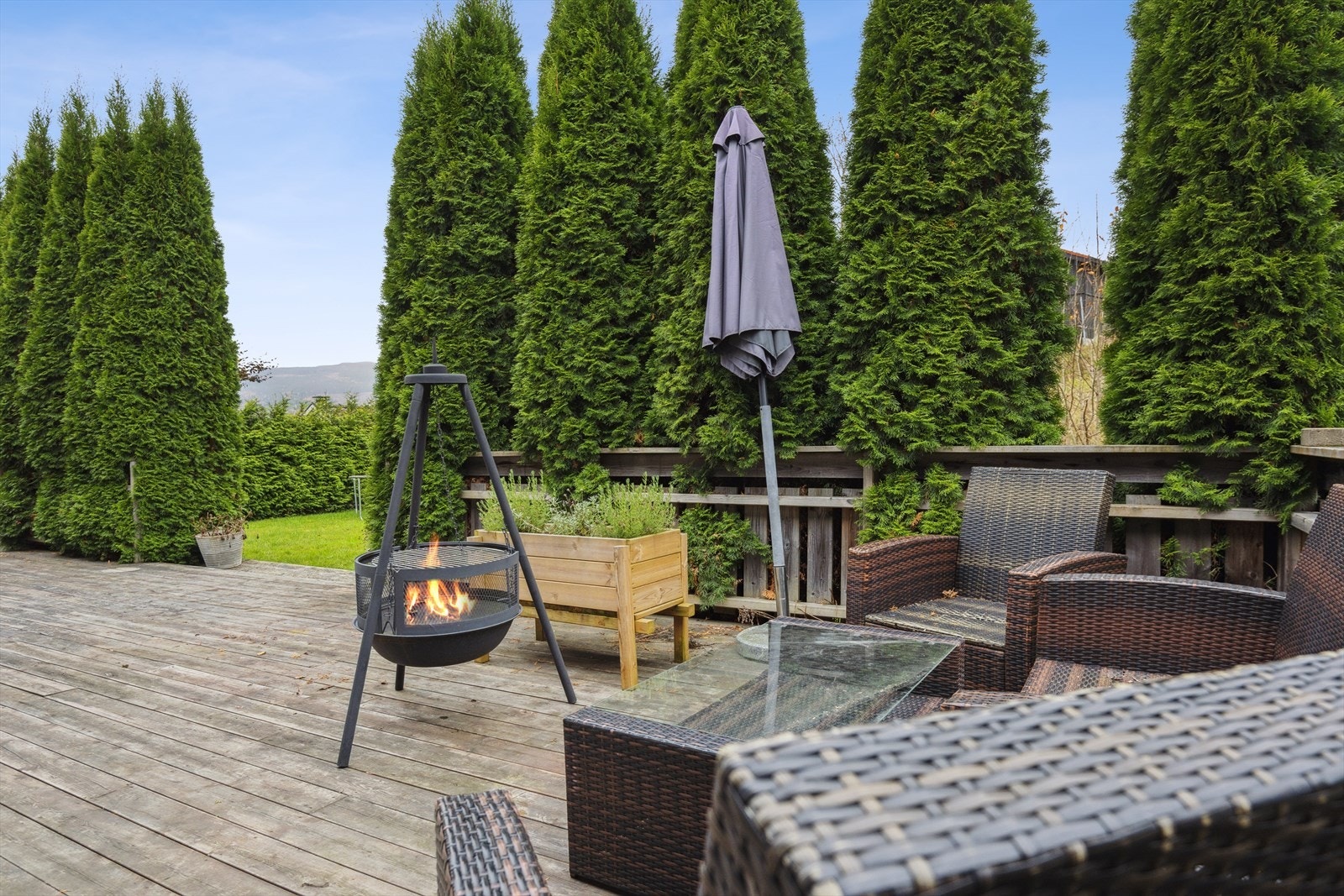 Uteområdet byr på en romslig, vestvendt terrasseplatting på hele 63 m², med god plass for både familie og gjester. Galleribilde