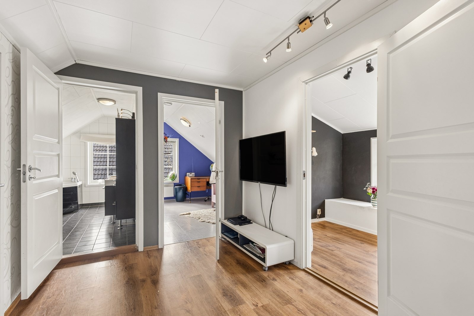 Loftsetasjen rommer to soverom, bad og tre praktiske boder for lagring. Galleribilde