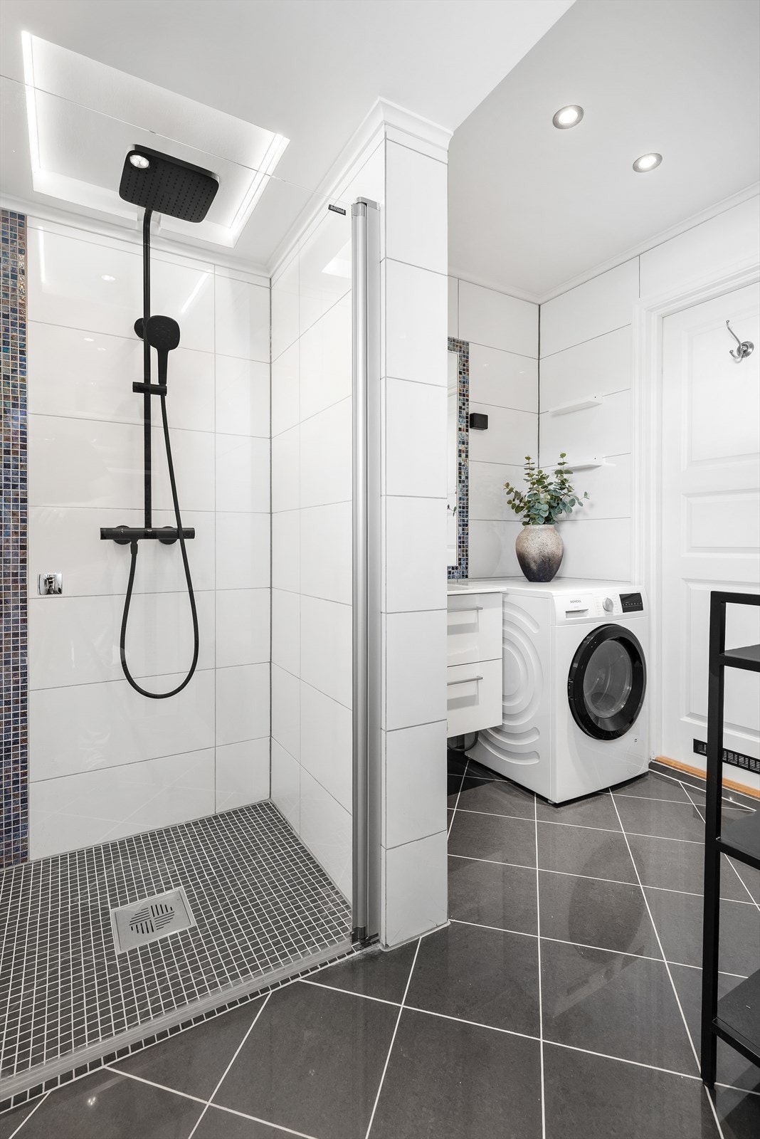 Flislagt bad med opplegg for vaskemaskin. Galleribilde