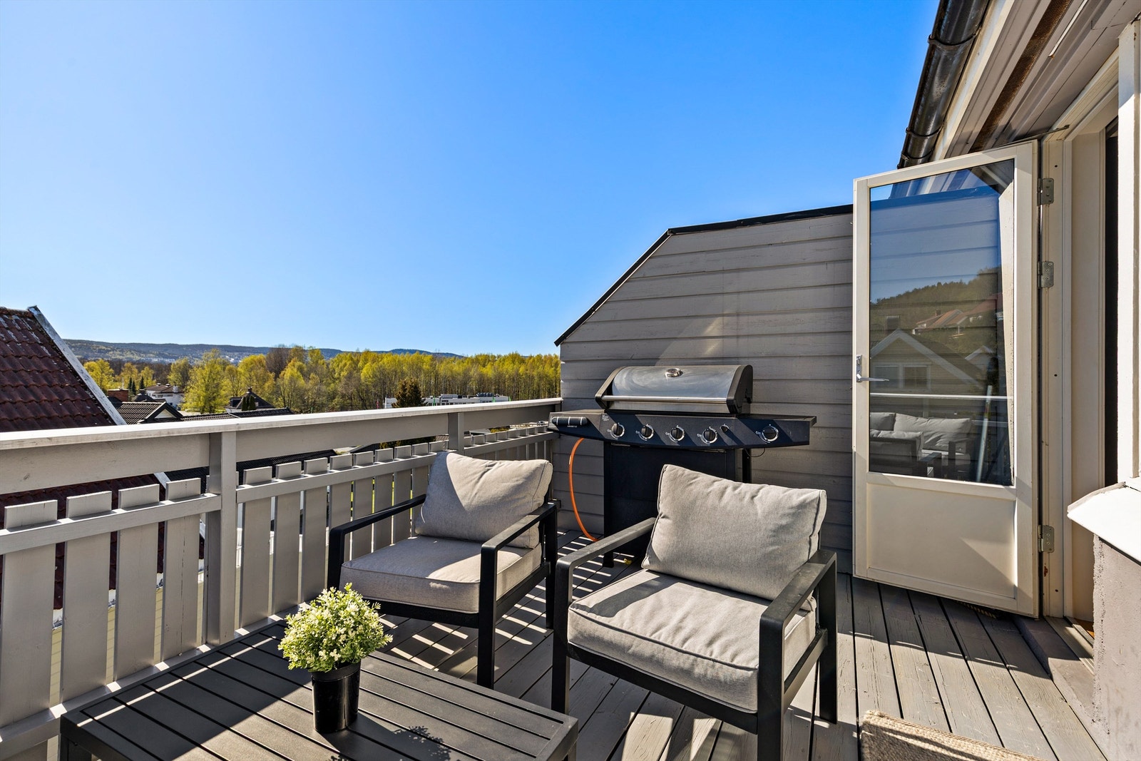 Leiligheten er høyt og fritt beliggende på Liers solside og har gjennomgått betydelige oppgraderinger de siste årene. Foto: Trond Reder Galleribilde