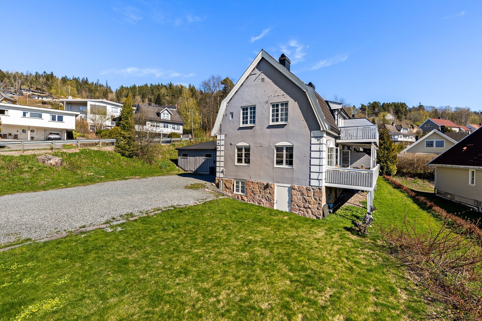 Store fellesområder med grøntareal og godt med gjesteparkering. Galleribilde