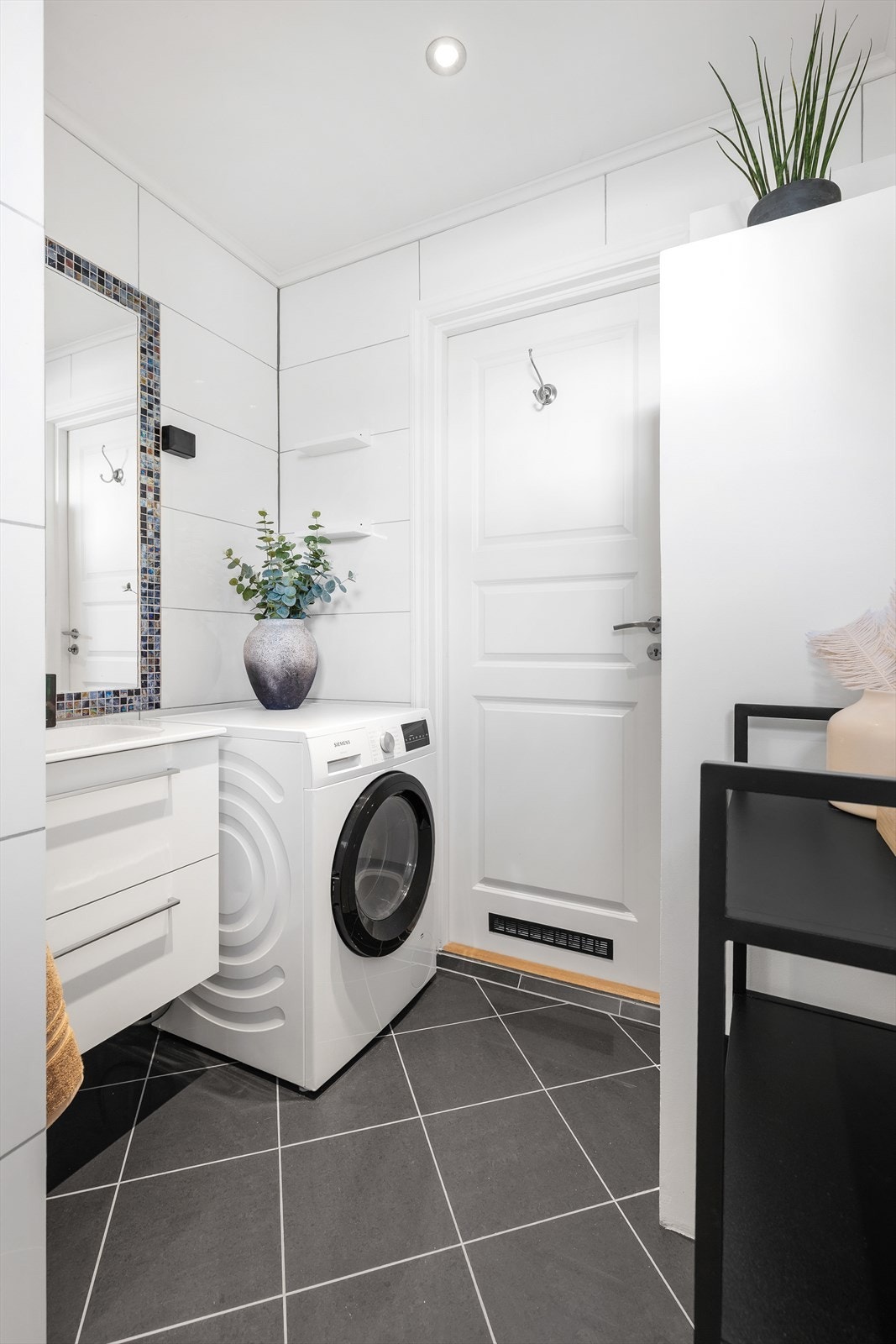 God plass til hyller og kommode. Galleribilde