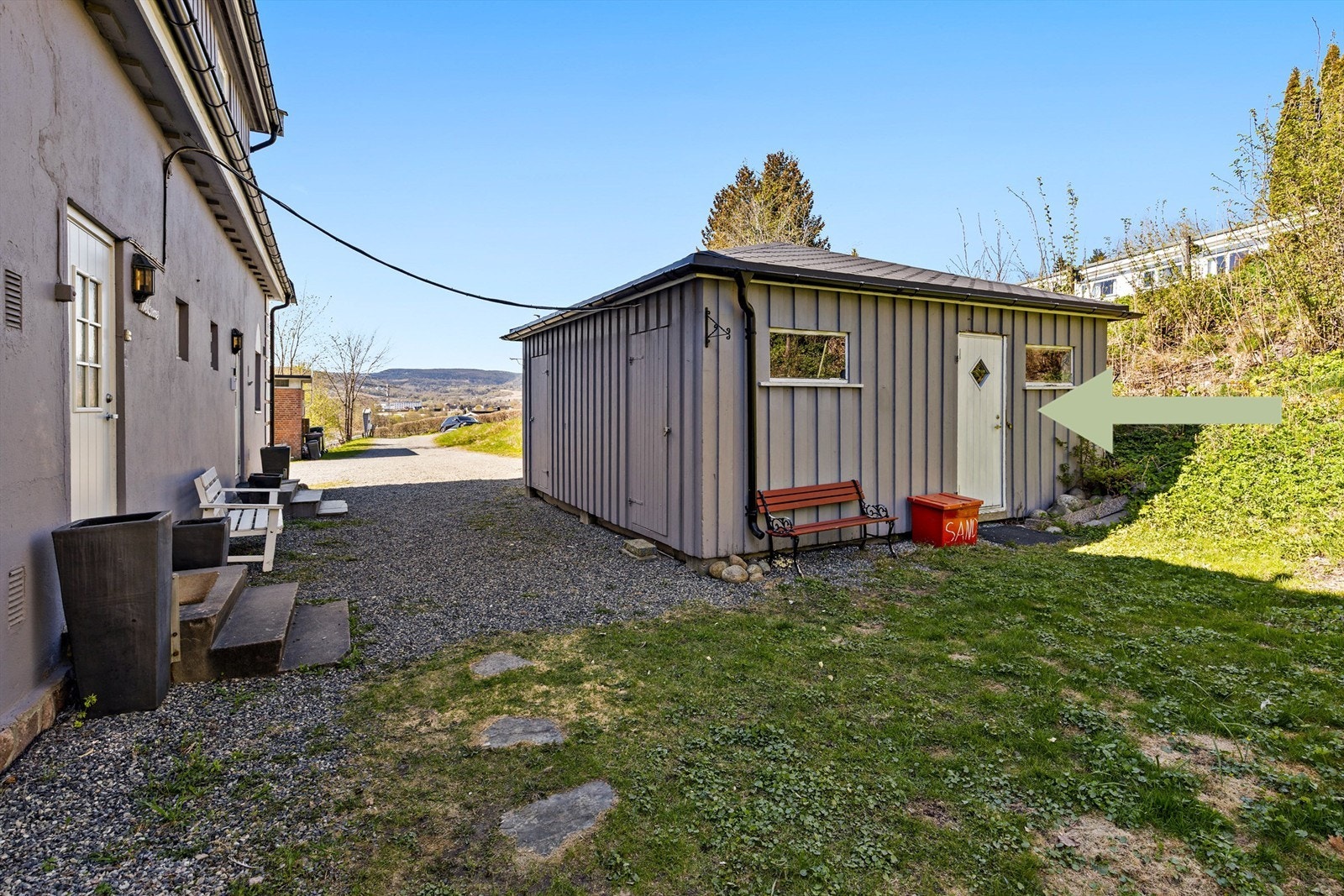 Sameiet består av fire seksjoner og har felles, gruslagt gårdsplass. Inngang til boden. Galleribilde