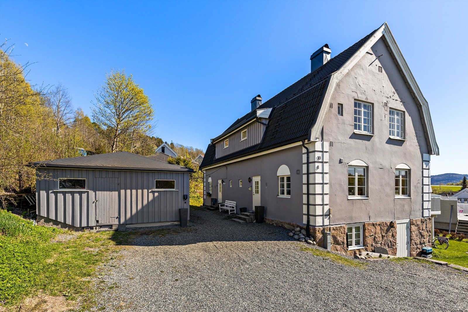 Til leiligheten hører en romslig bod på 8 m² i et separat bygg, samt et seksjonert loft med utviklingspotensial. Galleribilde