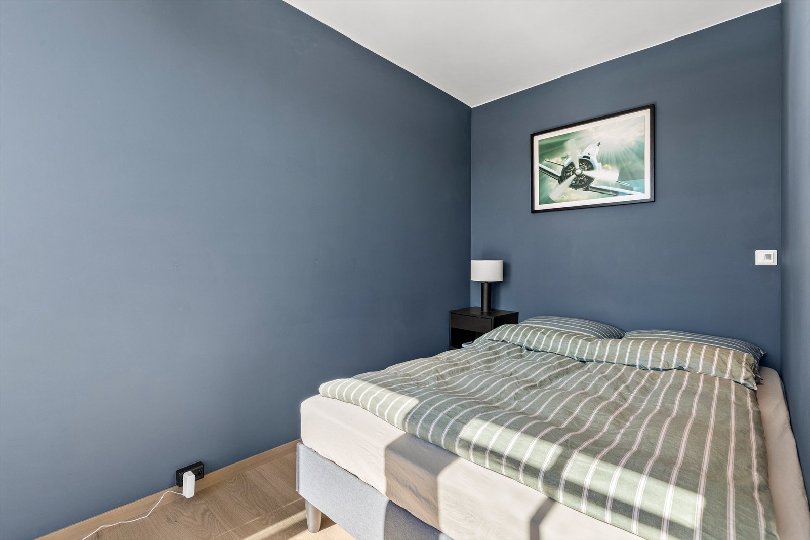 Sovealkoven har malte flater og innfelte downlights i himlingen. Galleribilde