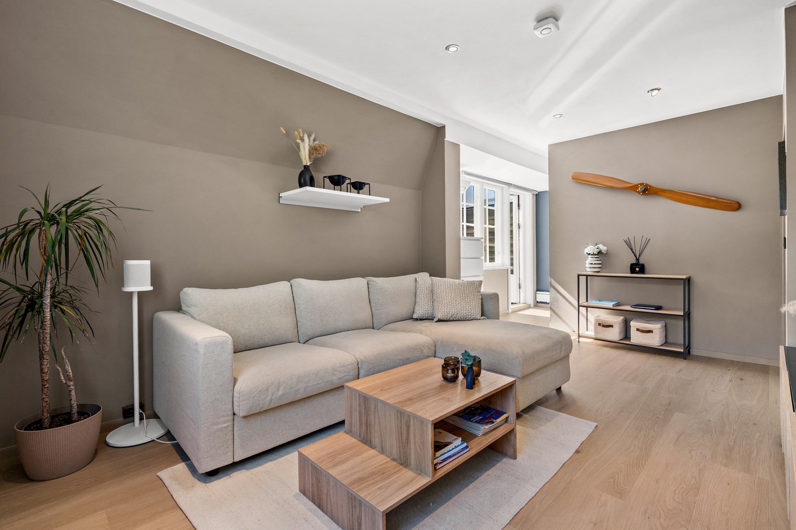 Leiligheten har en gjennomgående god standard med listefritt i de fleste rom og innfelte downlights. Galleribilde