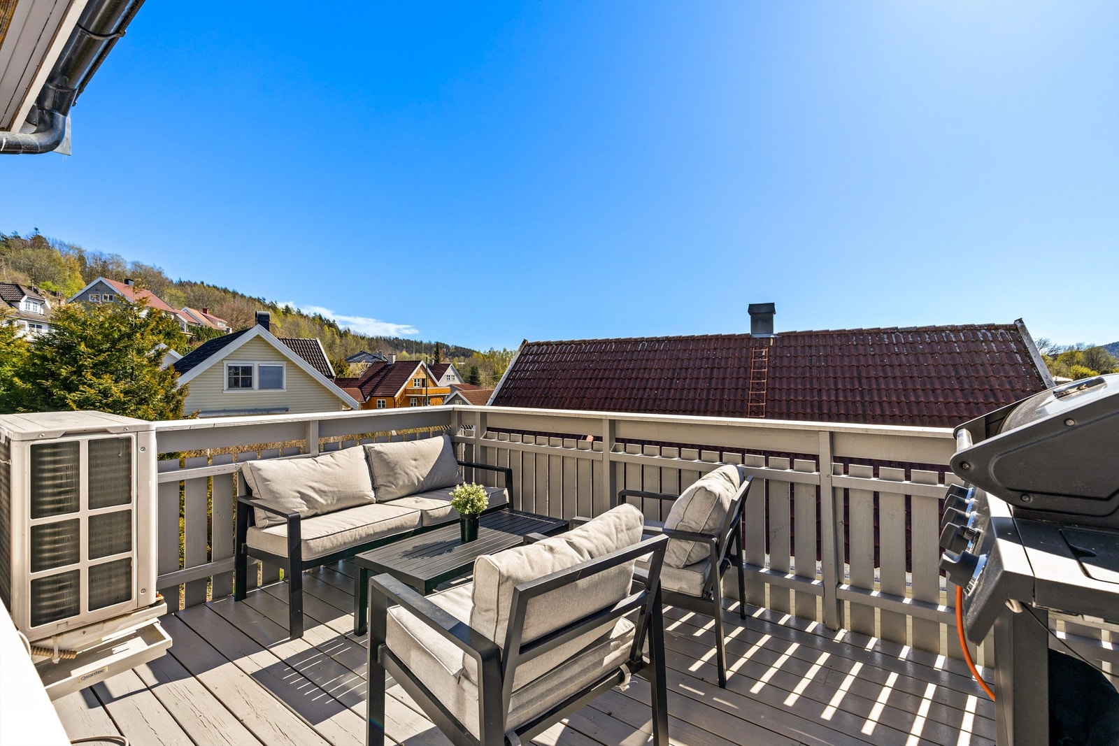 Balkongen på 9 kvm har gode solforhold samt et fint utsyn over området! Galleribilde