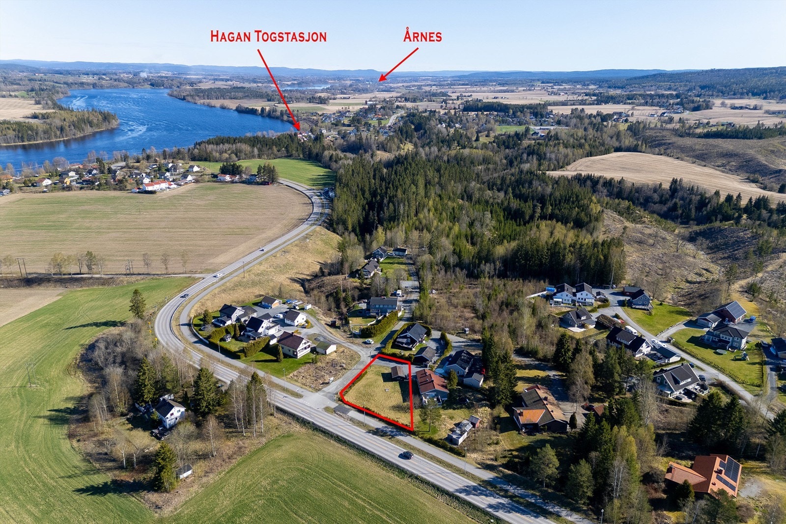 Bussholdeplassen Aulitoppen ligger kun 200 meter fra eiendommen Galleribilde