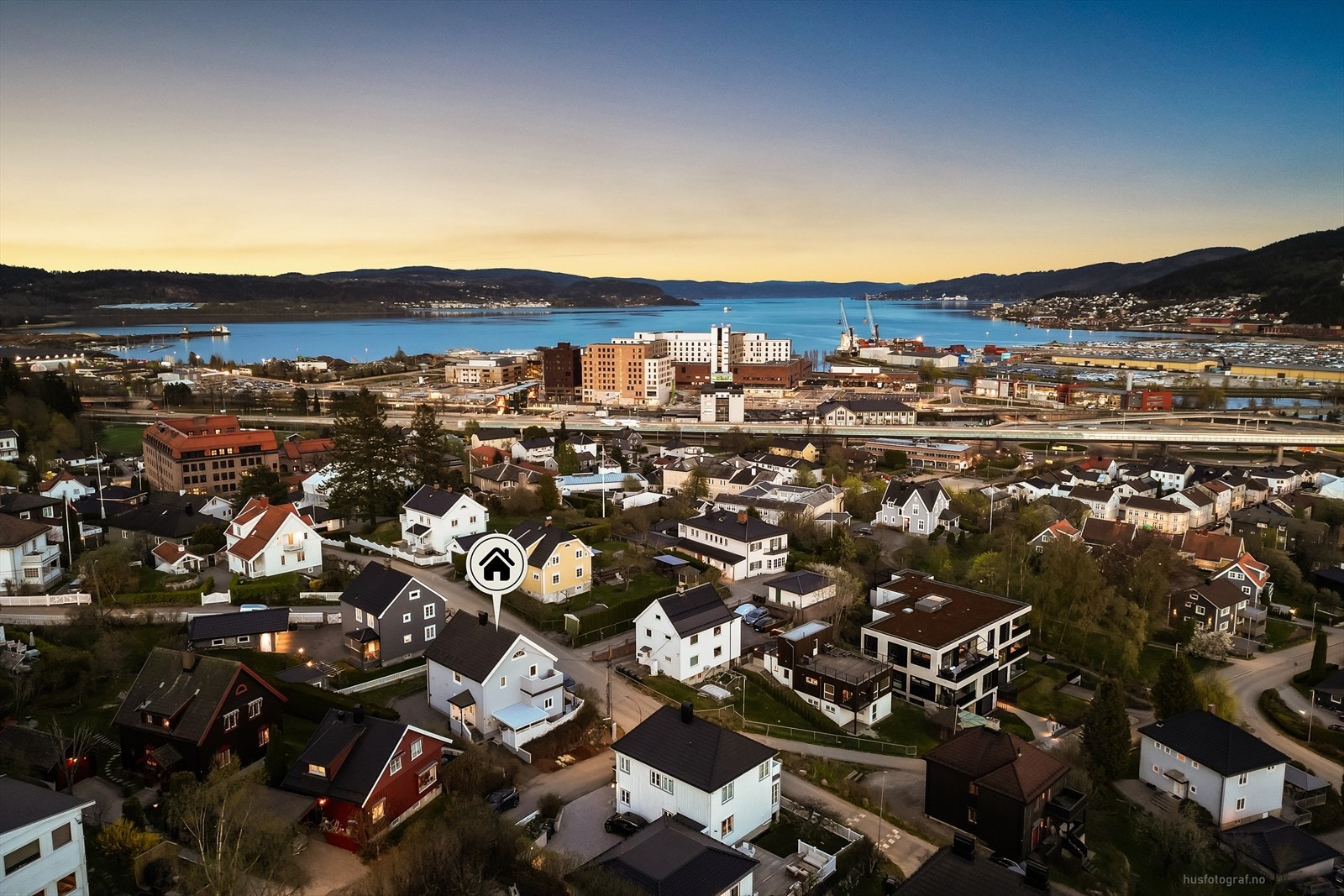 Fra eiendommen er det kort vei til både sentrum og fjorden. Galleribilde
