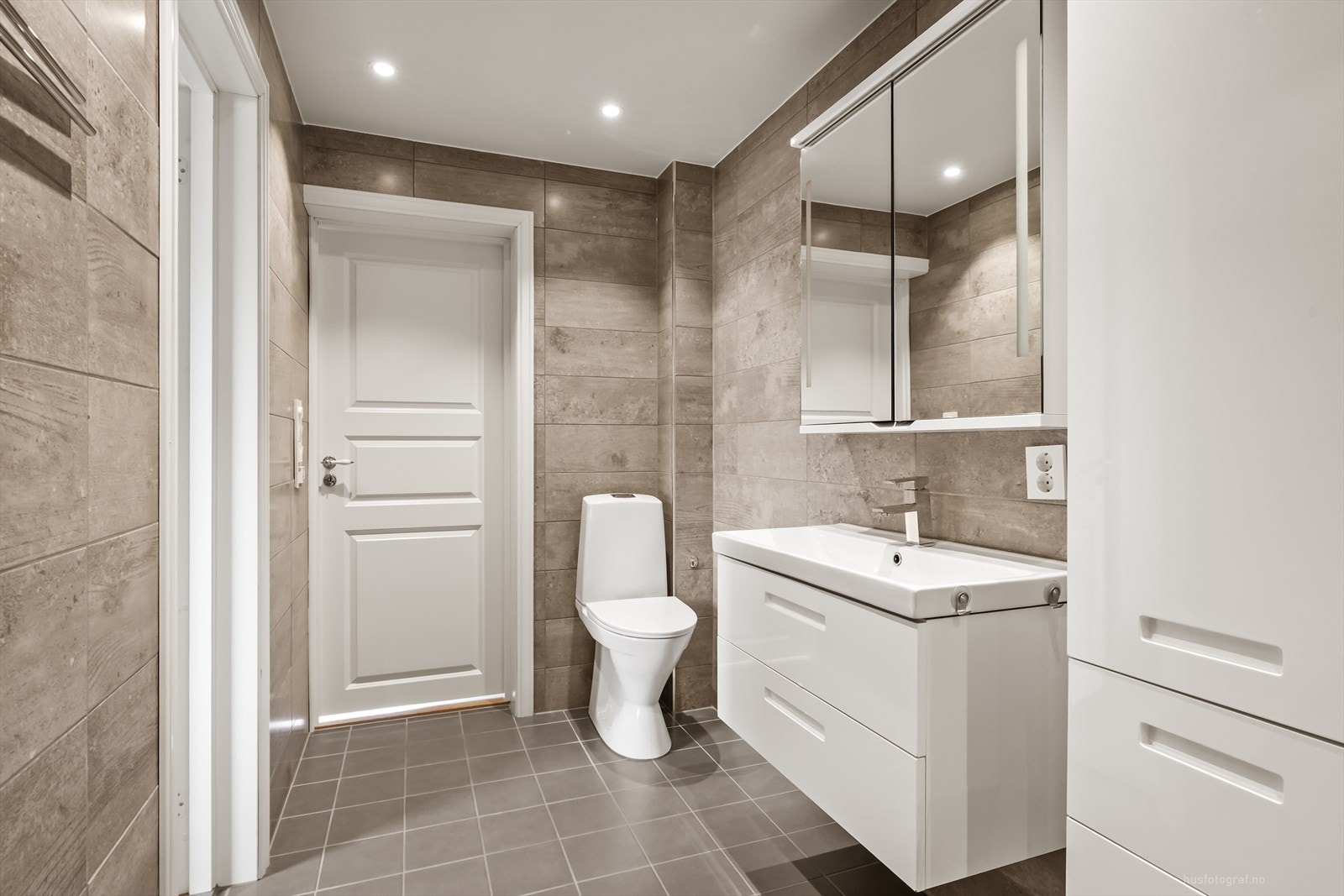 Badet i første etasje ble renovert i 2019 og har flislagte overflater og downlights i taket. Galleribilde
