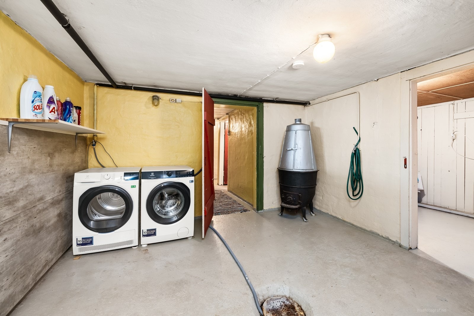 I kjelleren er det en romslig vaskekjeller med sluk i gulvet og opplegg for vaskemaskin. Galleribilde