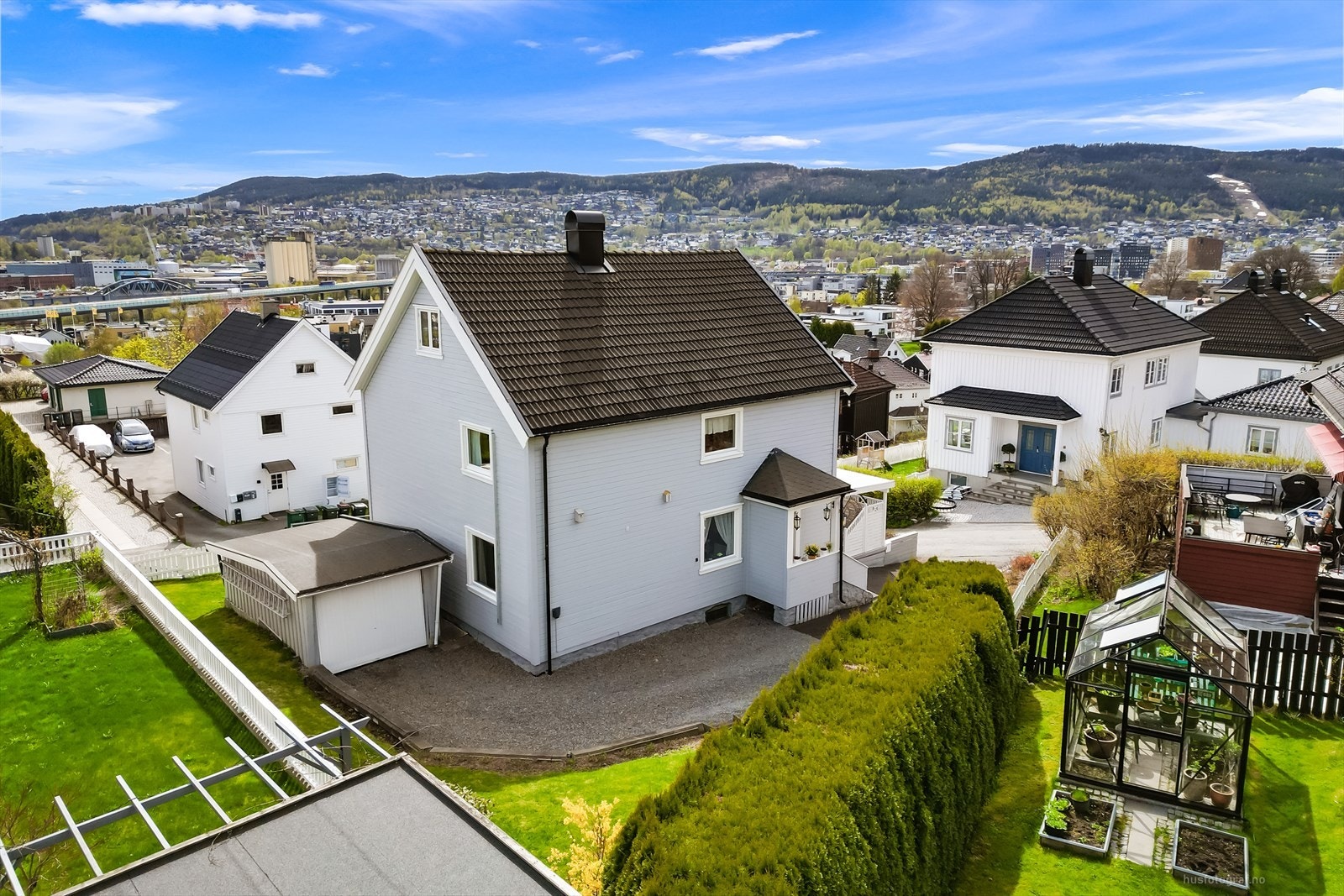 Det medfølger en enkel garasje fra 1977 på ca. 14 m². Galleribilde