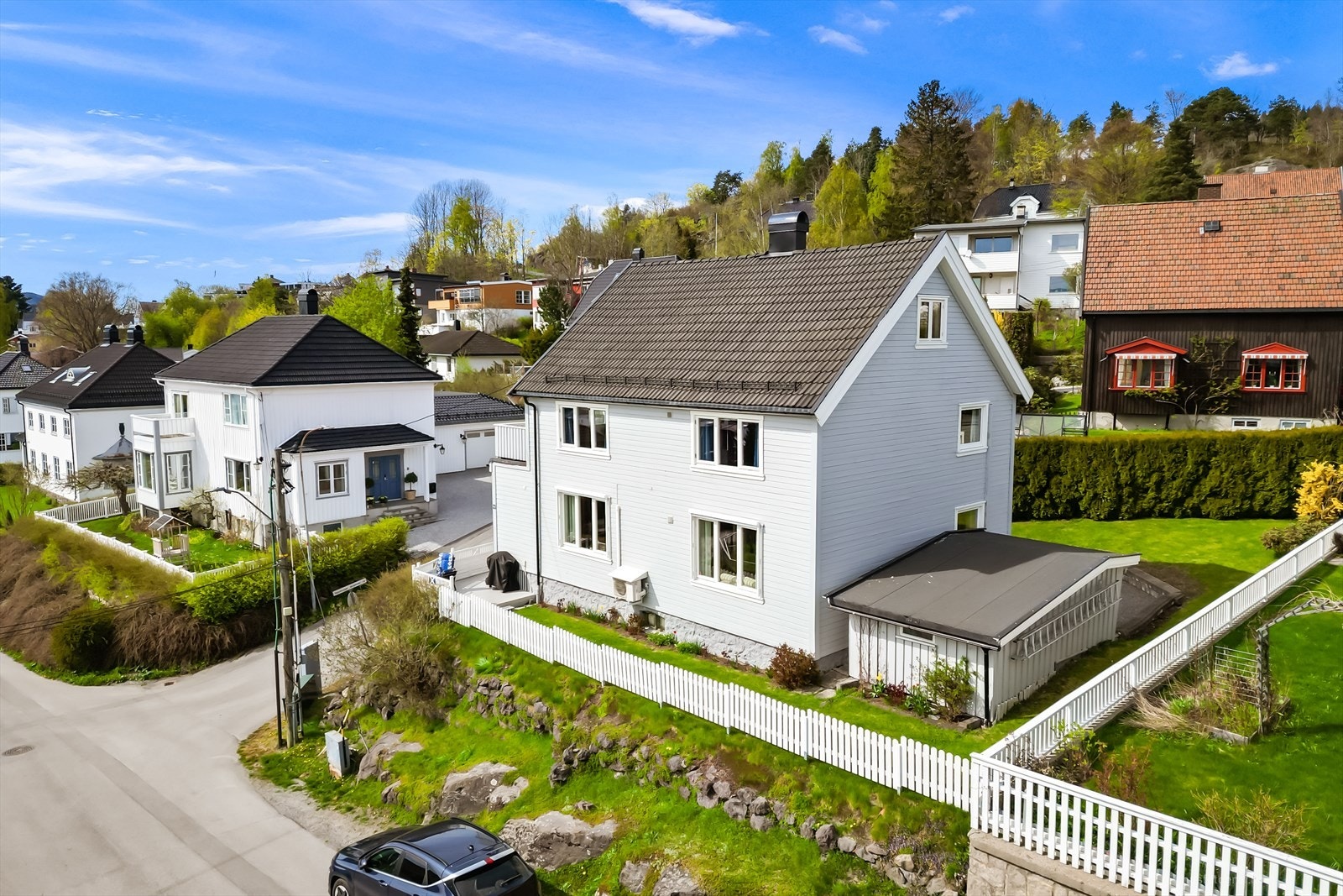 Eiendommen er betydelig oppgradert, med ny utvendig kledning og etterisolering i 2022. De fleste vinduer ble skiftet i 2021. Galleribilde