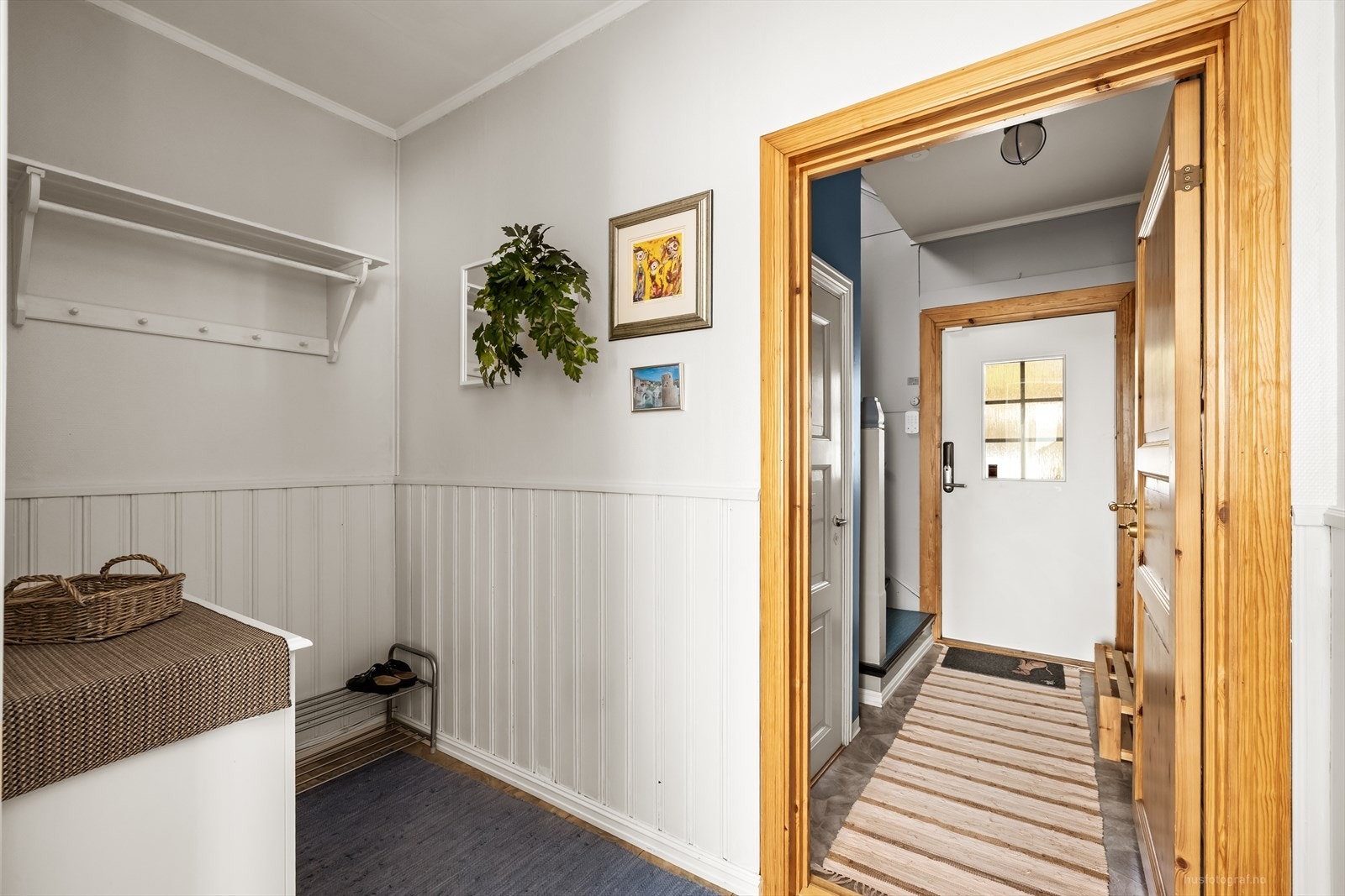 Entréen har plass til oppbevaring av yttertøy og sko. Galleribilde