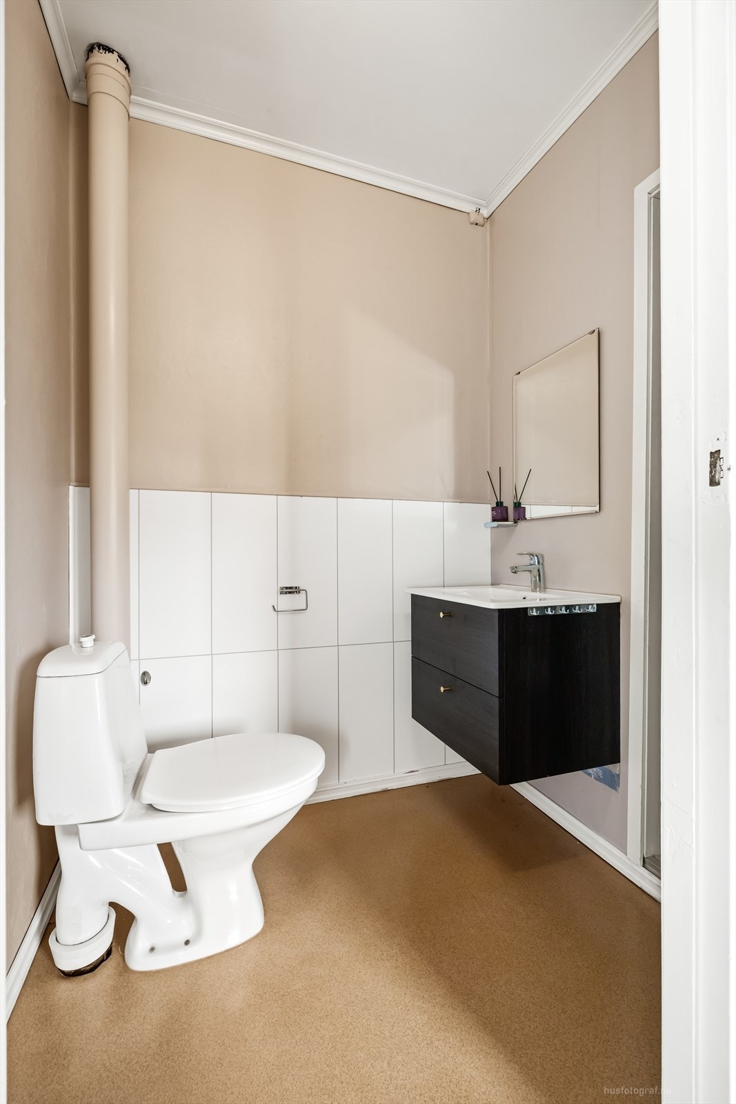 Badet i andre etasje har vinylbelegg på gulv, våtromstapet på veggene og nyere servantinnredning. Galleribilde