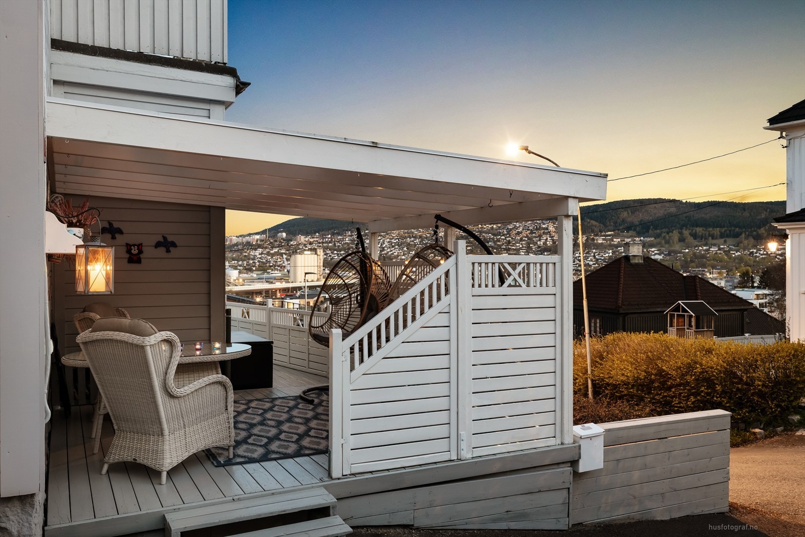 En romslig og delvis overbygget terrasse på rundt 20 m² gir et lunt og skjermet uterom. Galleribilde
